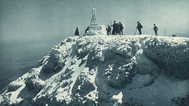 Hochschneeberg na dobové fotografii z konce 19. století. Hochschneeberg na dobové fotografii z konce 19. století.
