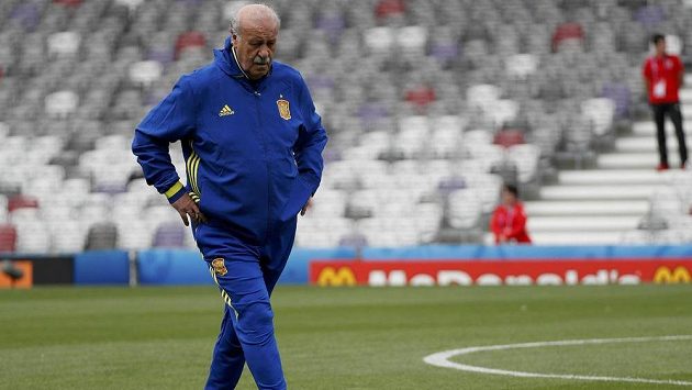 Kouč španělských fotbalistů Vicente del Bosque během nedělního tréninku mužstva na stadiónu v Toulouse, kde La Roja odehraje v pondělí zápas mistrovství Evropy s Českou republikou. Kouč španělských fotbalistů Vicente del Bosque během nedělního tréninku mužstva na stadiónu v Toulouse, kde La Roja odehraje v pondělí zápas mistrovství Evropy s Českou republikou.