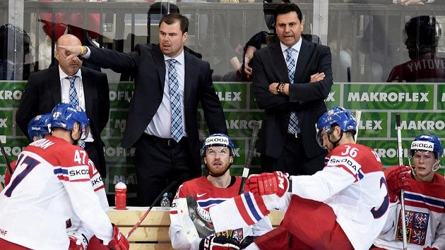 Čeští trenéři Jaroslav Špaček (vlevo) a Vladimír Růžička během utkání MS. Čeští trenéři Jaroslav Špaček (vlevo) a Vladimír Růžička během utkání MS.
