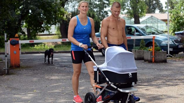 Oštěpařka Barbora Špotáková se svým přítelem Lukášem a synem Jankem. Oštěpařka Barbora Špotáková se svým přítelem Lukášem a synem Jankem.