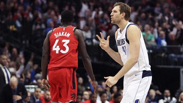 Oslavné gesto Dirka Nowitzkého z Dallasu po proměněné trojce. Německý veterán nakonec zaznamenal 18 bodů. Oslavné gesto Dirka Nowitzkého z Dallasu po proměněné trojce. Německý veterán nakonec zaznamenal 18 bodů.