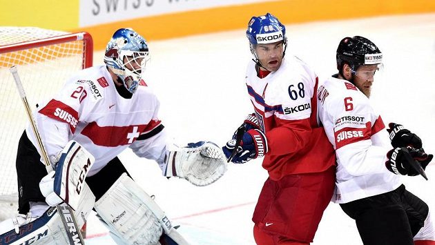 Jaromír Jágr (68) před švýcarským brankářem Retem Berrou ještě před tím než z utkání odstoupil. Jaromír Jágr (68) před švýcarským brankářem Retem Berrou ještě před tím než z utkání odstoupil.
