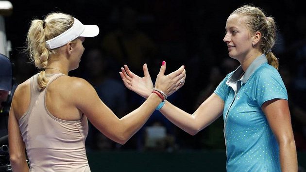 Petra Kvitová (vpravo) blahopřeje své přemožitelce Caroline Wozniacké k výhře. Petra Kvitová (vpravo) blahopřeje své přemožitelce Caroline Wozniacké k výhře.