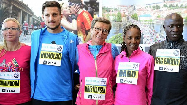 Hvězdy 20. ročníku Volkswagen Maratonu Praha. Zleva Petra Kamínková, Jiří Homoláč, Ingrid Kristiansenová z Norska jako čestný host závodu, Firehiwot Dadoová z Etiopie a Moses Mosop z Keni. Hvězdy 20. ročníku Volkswagen Maratonu Praha. Zleva Petra Kamínková, Jiří Homoláč, Ingrid Kristiansenová z Norska jako čestný host závodu, Firehiwot Dadoová z Etiopie a Moses Mosop z Keni.