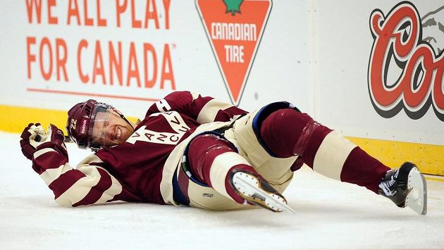 Daniel Sedin po střetu s ottawským Marcem Methotem. Daniel Sedin po střetu s ottawským Marcem Methotem.