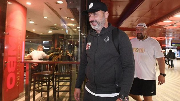 Trenér Jindřich Trpišovský na Hlavním nádraží. Trenér Jindřich Trpišovský na Hlavním nádraží.