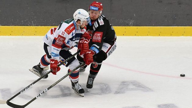 Zleva útočník Rostislav Marosz z Pardubic a obránce Třince Marian Adámek. Zleva útočník Rostislav Marosz z Pardubic a obránce Třince Marian Adámek.