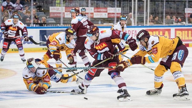 Robert Říčka ze Sparty Praha (uprostřed) a hokejisté Jihlavy Radek Hubáček (vlevo) a Anatolij Protasenja. Robert Říčka ze Sparty Praha (uprostřed) a hokejisté Jihlavy Radek Hubáček (vlevo) a Anatolij Protasenja.