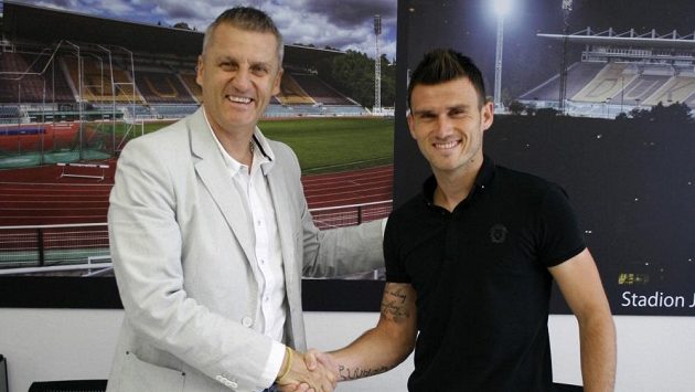 Generální ředitelDukly Michal Šrámek (vlevo) a nová posila Josip Jurendič. Generální ředitelDukly Michal Šrámek (vlevo) a nová posila Josip Jurendič.