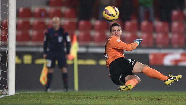 Tomáš Grigar sleduje míč z penalty Bořka Dočkala. Tomáš Grigar sleduje míč z penalty Bořka Dočkala.