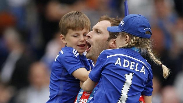 Petr Čech oslavuje poslední titul v Chelsea se synem Damiánem a dcerkou Adélou. Petr Čech oslavuje poslední titul v Chelsea se synem Damiánem a dcerkou Adélou.