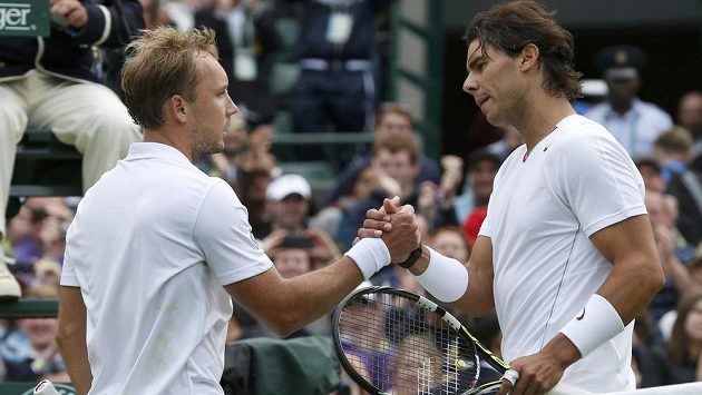 Gratulace k postupu. Steve Darcis (vlevo) a zklamaný Rafael Nadal. Gratulace k postupu. Steve Darcis (vlevo) a zklamaný Rafael Nadal.