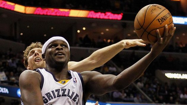 Zach Randolph (50) z Memphisu a Dirk Nowitzki (41) z Dallasu. Zach Randolph (50) z Memphisu a Dirk Nowitzki (41) z Dallasu.