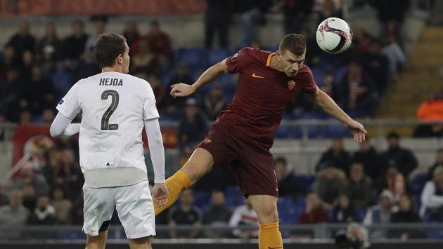 Útočník AS Řím Edin Džeko střílí jeden ze svých tří gólů v zápase proti Plzni. Útočník AS Řím Edin Džeko střílí jeden ze svých tří gólů v zápase proti Plzni.