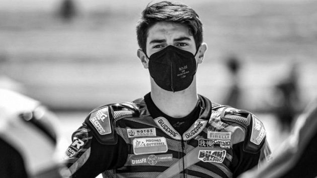 Patnáctiletý španělský jezdec Dean Berta Viňales zahynul při havárii v motocyklovém závodu kategorie Supersport 300 v Jerezu. Patnáctiletý španělský jezdec Dean Berta Viňales zahynul při havárii v motocyklovém závodu kategorie Supersport 300 v Jerezu.