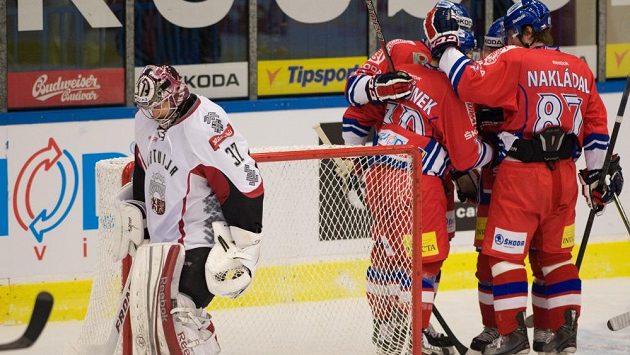 Lotyšský brankář Máris Jučers inkasoval první gól od Jakuba Nakládala. Lotyšský brankář Máris Jučers inkasoval první gól od Jakuba Nakládala.