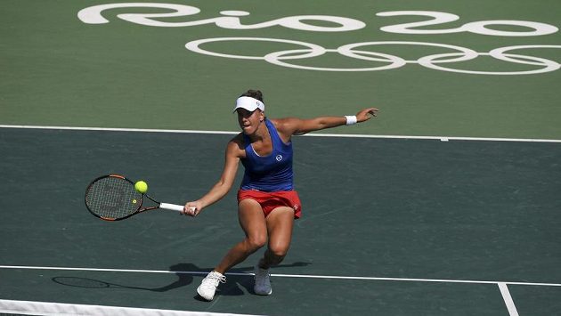 Barbora Strýcová v zápase s Yaninou Wickmayerovou v prvním kole olympijského turnaje v Riu. Barbora Strýcová v zápase s Yaninou Wickmayerovou v prvním kole olympijského turnaje v Riu.