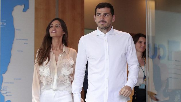 Španěl Iker Casillas s manželkou Sarou Carbonerovou opouští nemocnici. Španěl Iker Casillas s manželkou Sarou Carbonerovou opouští nemocnici.