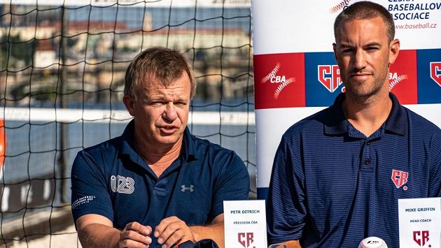 Zleva Petr Ditrich, předseda České baseballové asociace, a kouč reprezentace Mike Griffin. Zleva Petr Ditrich, předseda České baseballové asociace, a kouč reprezentace Mike Griffin.