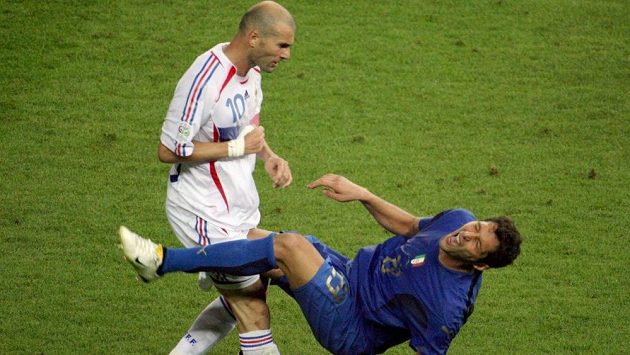 Italský obránce Marco Materazzi padá po "hlavičce", kterou mu v průběhu finále MS uštědřil Zinédine Zidane. Italský obránce Marco Materazzi padá po "hlavičce", kterou mu v průběhu finále MS uštědřil Zinédine Zidane.