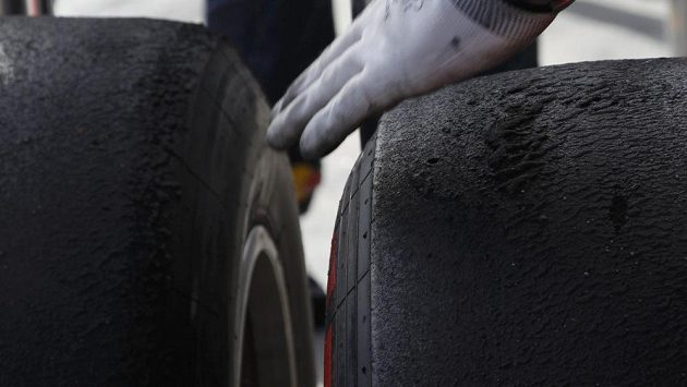 Odrbané superměkké pneumatiky Pirelli po měřeném tréninku formule 1 v australském Melbourne. Odrbané superměkké pneumatiky Pirelli po měřeném tréninku formule 1 v australském Melbourne.