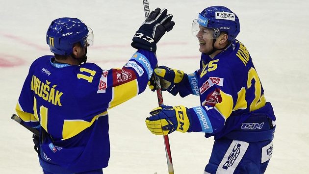 Zlínský útočník Pavel Kubiš (vpravo) se se spoluhráčem Jiřím Marušákem raduje ze svého druhého gólu proti Spartě. Zlínský útočník Pavel Kubiš (vpravo) se se spoluhráčem Jiřím Marušákem raduje ze svého druhého gólu proti Spartě.