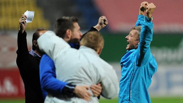 Trenér Teplic Zdeněk Ščasný (vpravo) oslavuje vítězství nad Plzní. Trenér Teplic Zdeněk Ščasný (vpravo) oslavuje vítězství nad Plzní.