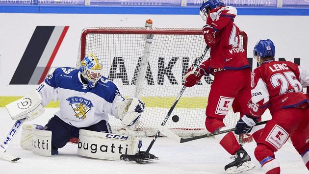 Finský gólman Janne Juvonen podržel spoluhráče v utkání s českým týmem. Finský gólman Janne Juvonen podržel spoluhráče v utkání s českým týmem.