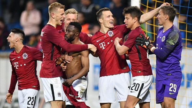 Hráči Sparty po závěrečné Kangově penaltě slaví pohárový postup v Teplicích. Hráči Sparty po závěrečné Kangově penaltě slaví pohárový postup v Teplicích.
