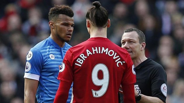 Zlatan Ibrahimovič z Manchesteru United v rozpravě s rozhodčím Kevinem Friendem (vpravo) a stoperem Bournemouthu Tyronem Mingsem po faulu švédského útočníka. Zlatan Ibrahimovič z Manchesteru United v rozpravě s rozhodčím Kevinem Friendem (vpravo) a stoperem Bournemouthu Tyronem Mingsem po faulu švédského útočníka.