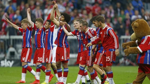 Fotbalisté Bayernu Mnichov slaví výhru nad Herthou. Fotbalisté Bayernu Mnichov slaví výhru nad Herthou.