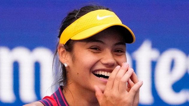 Britka Emma Raducanuová prožívá emoce po postupu do čtvrtfinále US Open. Britka Emma Raducanuová prožívá emoce po postupu do čtvrtfinále US Open.