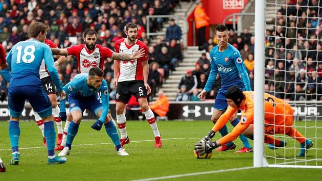 Petr Čech v brance Arsenalu zasahuje v ligovém utkání se Southamptonem. Petr Čech v brance Arsenalu zasahuje v ligovém utkání se Southamptonem.