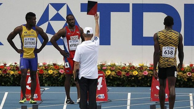 Jamajčan Usain Bolt (vpravo) mohl zůstat v klidu, červenou kartu za ulitý start v rozběhu stovky na MS v Moskvě viděl Kemar Hyman z Kajmanských ostrovů. Jamajčan Usain Bolt (vpravo) mohl zůstat v klidu, červenou kartu za ulitý start v rozběhu stovky na MS v Moskvě viděl Kemar Hyman z Kajmanských ostrovů.