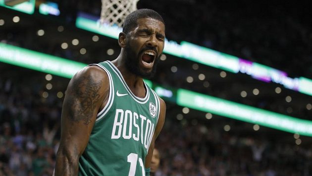 Rozehrávač Bostonu Kyrie Irving se raduje z vítězství nad Golden State Warriors. Rozehrávač Bostonu Kyrie Irving se raduje z vítězství nad Golden State Warriors.