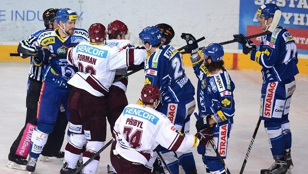 Potyčka mezi hokejisty Brna a Sparty během druhého semifinále. Potyčka mezi hokejisty Brna a Sparty během druhého semifinále.