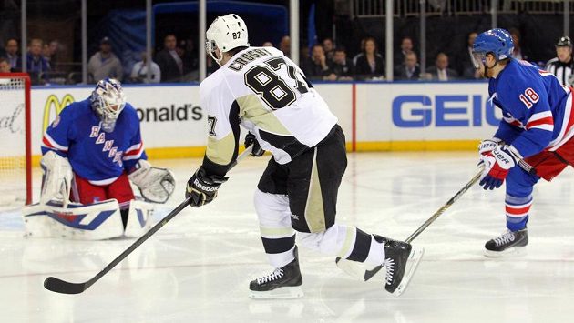 Brankář New York Rangers Henrik Lundqvist zasahuje po střele Sidney Crosbyho. Brankář New York Rangers Henrik Lundqvist zasahuje po střele Sidney Crosbyho.