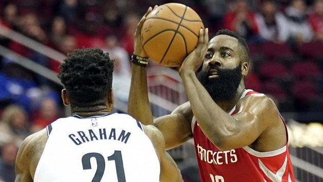 Hvězda Houstonu i celé NBA James Harden střílí přes bránícího Treveona Grahama z Brooklynu. Hvězda Houstonu i celé NBA James Harden střílí přes bránícího Treveona Grahama z Brooklynu.
