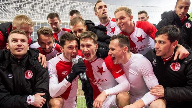 Fotbalisté Slavie Praha během děkovačky s fanoušky po výhře nad Mladou Boleslaví. Fotbalisté Slavie Praha během děkovačky s fanoušky po výhře nad Mladou Boleslaví.