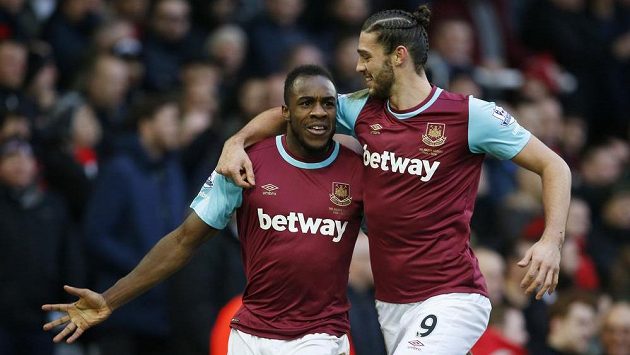 Michail Antonio (vlevo) a Andy Carroll se radují po prvním gólu West Hamu proti Liverpoolu. Michail Antonio (vlevo) a Andy Carroll se radují po prvním gólu West Hamu proti Liverpoolu.