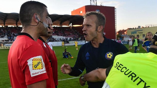 Kapitán Jihlavy Lukáš Vaculík si ostře vysvětluje po zápase s hlavním rozhodčím Martinem Nenadálem jeho výkon. Kapitán Jihlavy Lukáš Vaculík si ostře vysvětluje po zápase s hlavním rozhodčím Martinem Nenadálem jeho výkon.