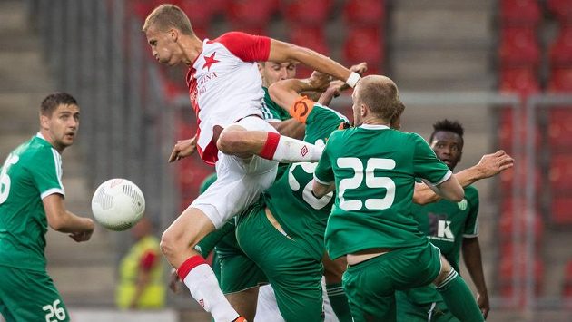 Slávista Tomáš Souček a hráči Levadie Tallinn v přesile. Slávista Tomáš Souček a hráči Levadie Tallinn v přesile.