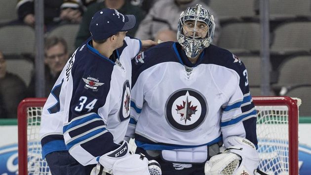 Ondřej Pavelec (vpravo), kterému k výkonu proti Dallasu gratuluje další brankář Winnipegu Michael Hutchinson. Ondřej Pavelec (vpravo), kterému k výkonu proti Dallasu gratuluje další brankář Winnipegu Michael Hutchinson.