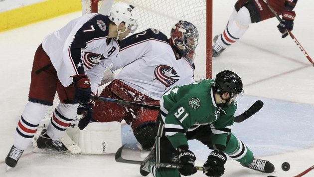 Tyler Seguin (uprostřed) z Dallasu před brankou Sergeje Bobrovskéhou. Vlevo zadák Columbusu Jack Johnson. Tyler Seguin (uprostřed) z Dallasu před brankou Sergeje Bobrovskéhou. Vlevo zadák Columbusu Jack Johnson.