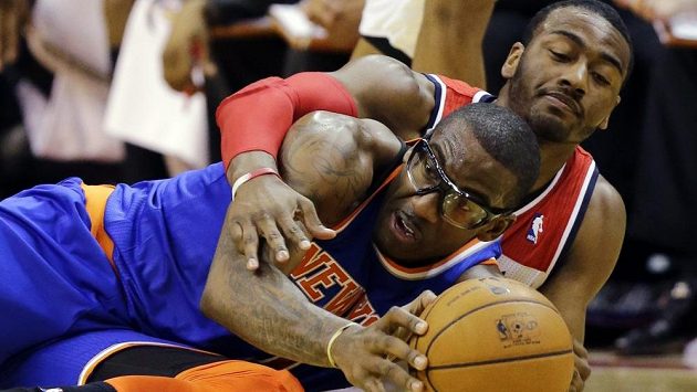 Amare Stoudemire (vpředu) z New York Knicks bojuje o míč s Johnem Wallem z Washingtonu. Amare Stoudemire (vpředu) z New York Knicks bojuje o míč s Johnem Wallem z Washingtonu.