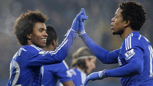 Fotbalisté Chelsea Loïc Rémy (vpravo) a Willian se radují z vítězství v 3. kole FA Cupu nad Watfordem. Fotbalisté Chelsea Loïc Rémy (vpravo) a Willian se radují z vítězství v 3. kole FA Cupu nad Watfordem.