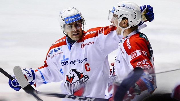 Zleva Tomáš Rolinek a Jerome Leduc z Pardubic oslavují gól proti Zlínu. Zleva Tomáš Rolinek a Jerome Leduc z Pardubic oslavují gól proti Zlínu.