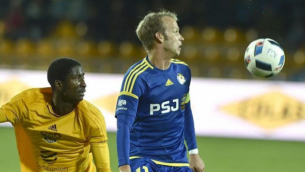 Peter Olayinka z Dukly (vlevo) a Lukáš Vaculík z Jihlavy. Peter Olayinka z Dukly (vlevo) a Lukáš Vaculík z Jihlavy.