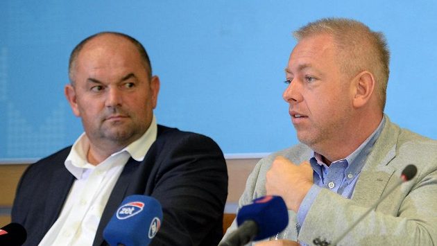 Zleva předseda Fotbalové asociace ČR Miroslav Pelta a ministr vnitra Milan Chovanec. Zleva předseda Fotbalové asociace ČR Miroslav Pelta a ministr vnitra Milan Chovanec.