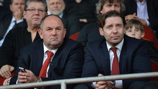 Šefové FAČR Miroslav Pelta (vlevo) a jeho místopředseda a zároveň šéf ligy Dušan Svoboda. Šefové FAČR Miroslav Pelta (vlevo) a jeho místopředseda a zároveň šéf ligy Dušan Svoboda.